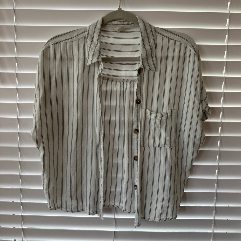 Aeropostale White Short-Sleeve Button-Up Shirt with Gray Stripes